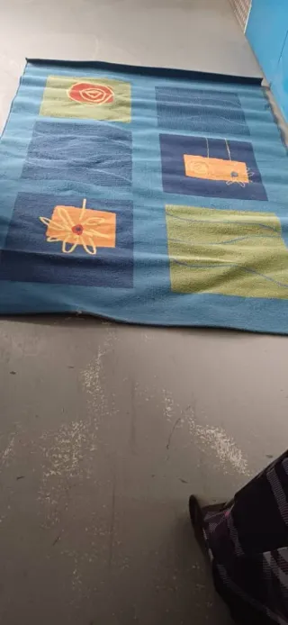 Alfombra decorativa azul y naranja