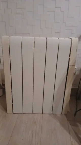 Radiador blanco de plástico.