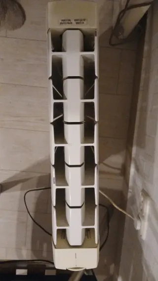 Radiador blanco de plástico.