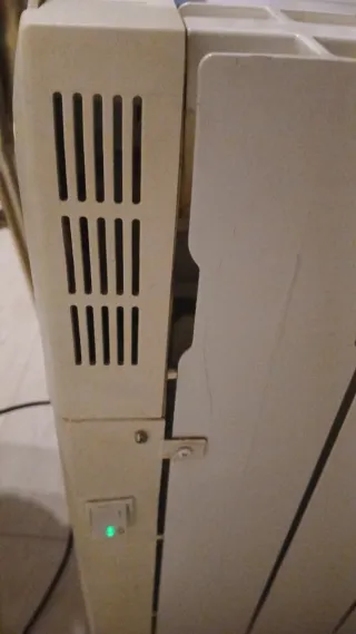 Radiador blanco de plástico.