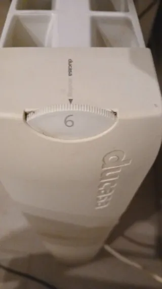 Radiador blanco de plástico.