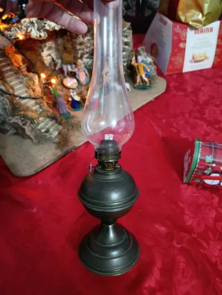 Lampada a olio antica in metallo e vetro