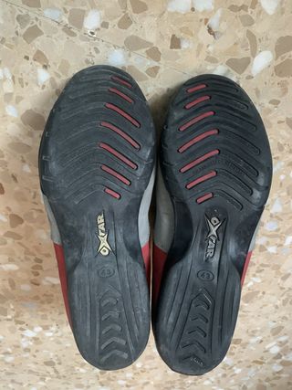 BOTAS MOTORISTA OXTAR. COLOR GRIS Y ROJO. TALLA 43