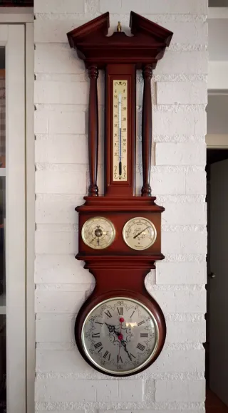 Reloj de pared antiguo con termómetro y barómetro