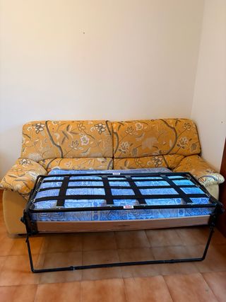 Sofá cama estampado floral amarillo