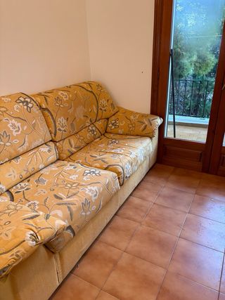 Sofá cama estampado floral amarillo