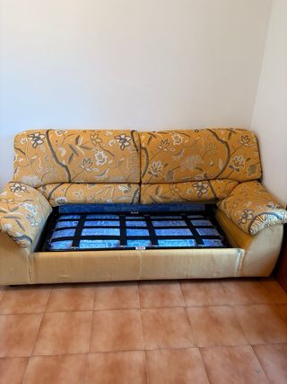 Sofá cama estampado floral amarillo