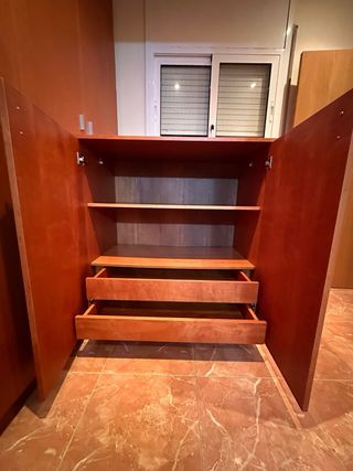 Armario bajo de madera