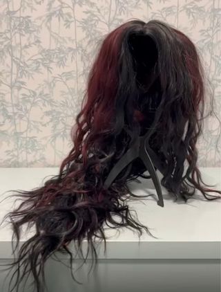 Peluca rizada negra reflejos rojizos para Gladys