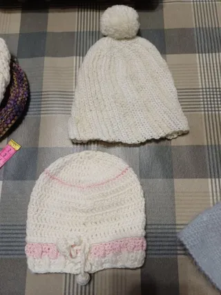 Cappello donna lana grigio con pon pon