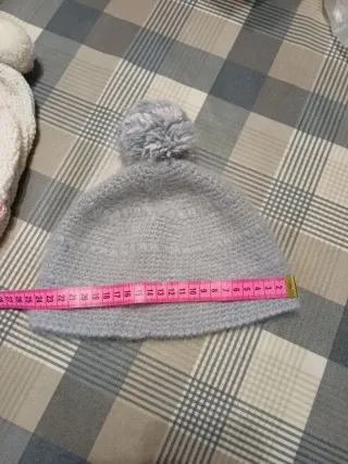 Cappello donna lana grigio con pon pon