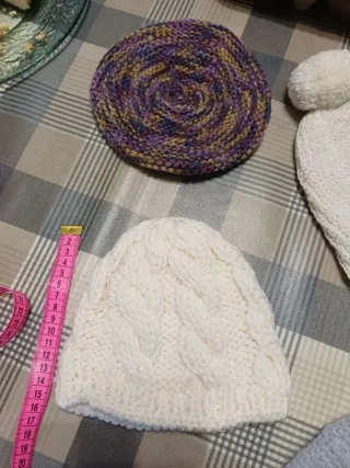 Cappello donna lana grigio con pon pon