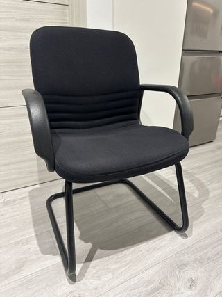 Silla de oficina negra con base metálica