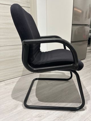 Silla de oficina negra con base metálica