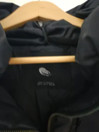 Abrigo corto de plumas negro