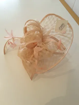 Tocado beige y rosa con plumas