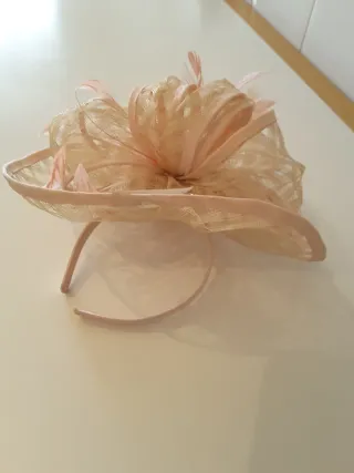 Tocado beige y rosa con plumas