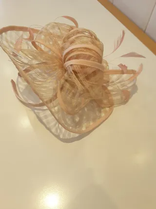 Tocado beige y rosa con plumas