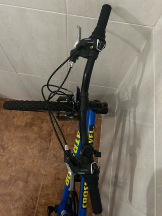 Bicicleta de montaña azul Atractor usado una vez