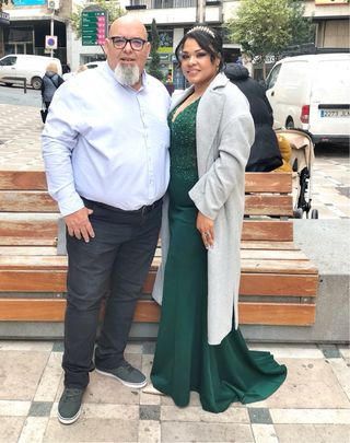 Vestido largo verde con pedrería