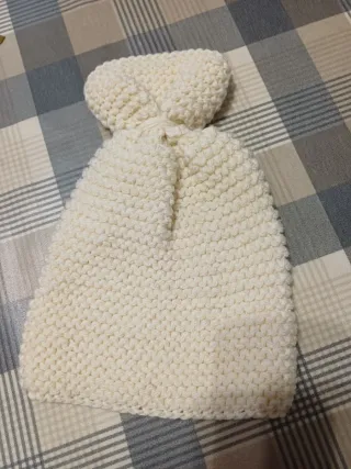 Cappello donna lavorato a mano