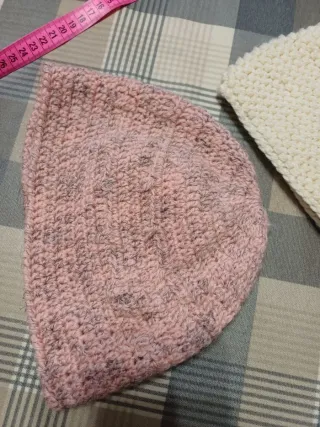 Cappello donna lavorato a mano
