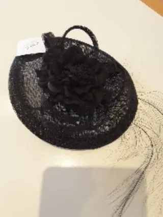 Tocado negro con flor