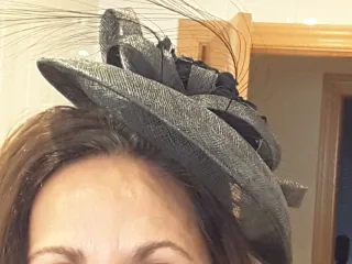 Tocado negro con flor