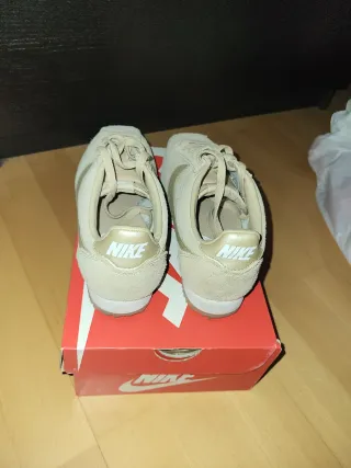 Nike Bambas Beige y Dorado. Modelo Cortez