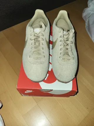 Nike Bambas Beige y Dorado. Modelo Cortez