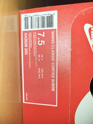 Nike Bambas Beige y Dorado. Modelo Cortez