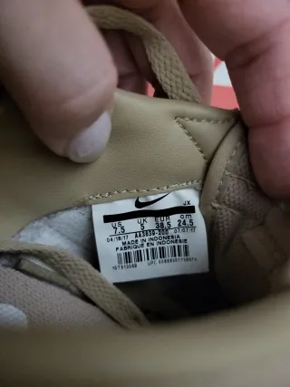 Nike Bambas Beige y Dorado. Modelo Cortez