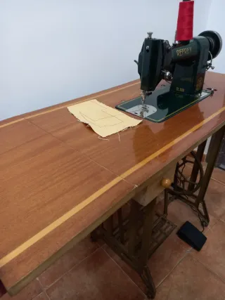 Máquina de coser Refrey CL306 con mesa