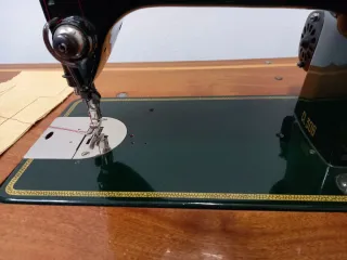 Máquina de coser Refrey CL306 con mesa