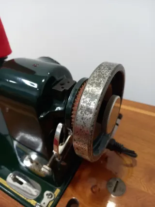 Máquina de coser Refrey CL306 con mesa