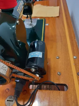 Máquina de coser Refrey CL306 con mesa