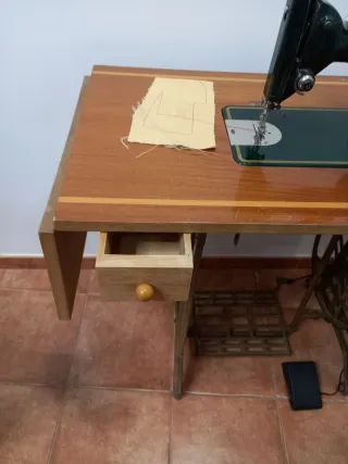 Máquina de coser Refrey CL306 con mesa