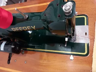 Máquina de coser Refrey CL306 con mesa