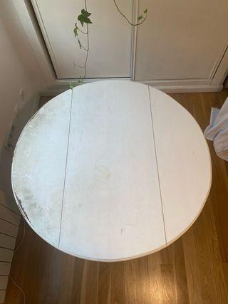 Mesa redonda de madera blanca con cajones