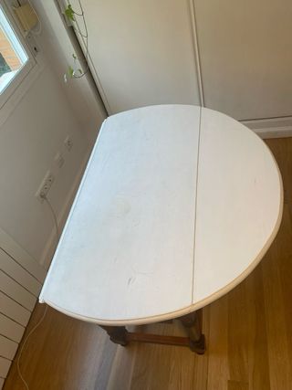 Mesa redonda de madera blanca con cajones