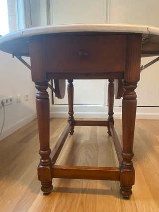 Mesa redonda de madera blanca con cajones