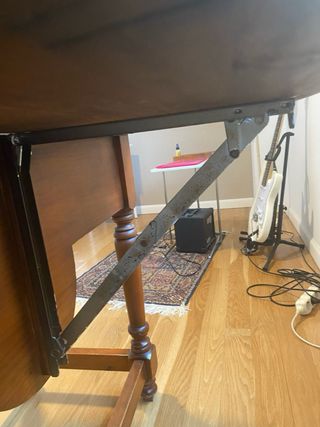 Mesa redonda de madera blanca con cajones