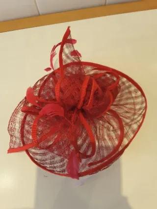 Tocado rojo con plumas