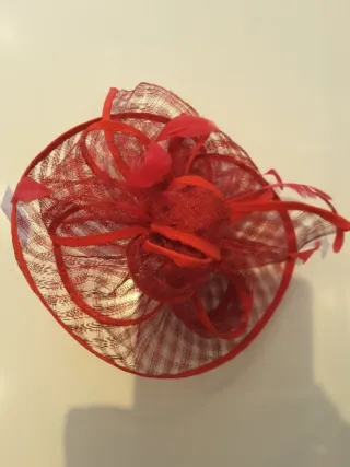 Tocado rojo con plumas