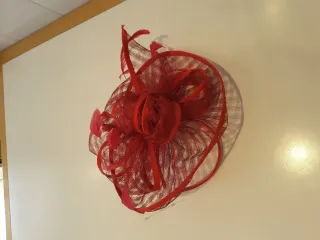 Tocado rojo con plumas