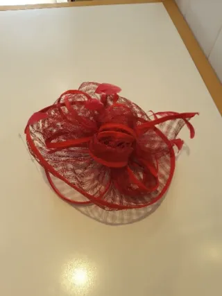 Tocado rojo con plumas