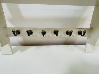 Perchero de madera blanco envejecido con ganchos