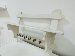 Perchero de madera blanco envejecido con ganchos
