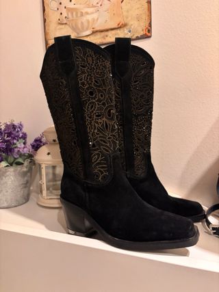 Botas altas negras con pedrería