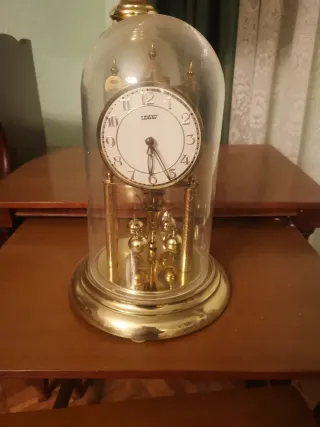 Reloj de péndulo antiguo de latón